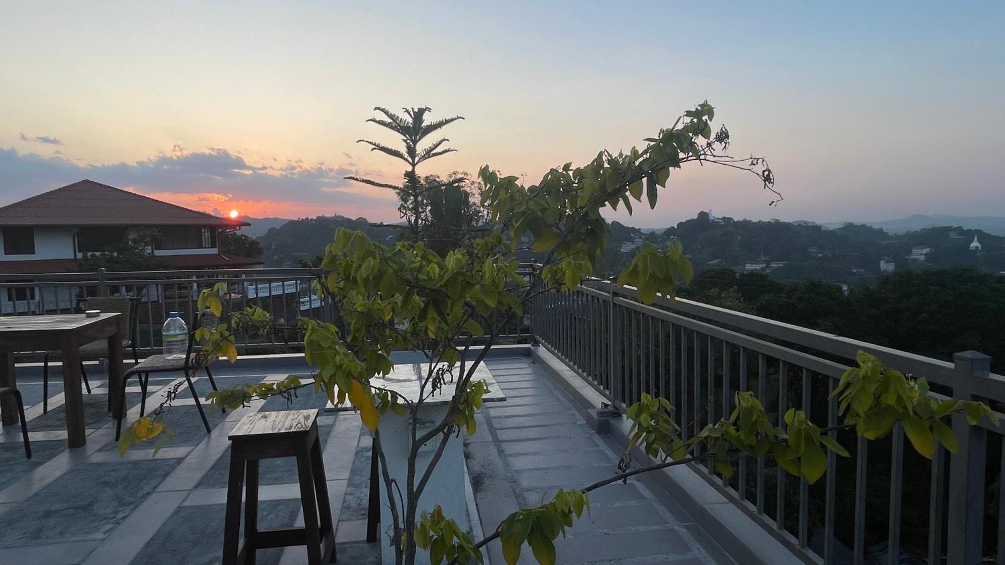Sun Dove Suite Kandy Esterno foto