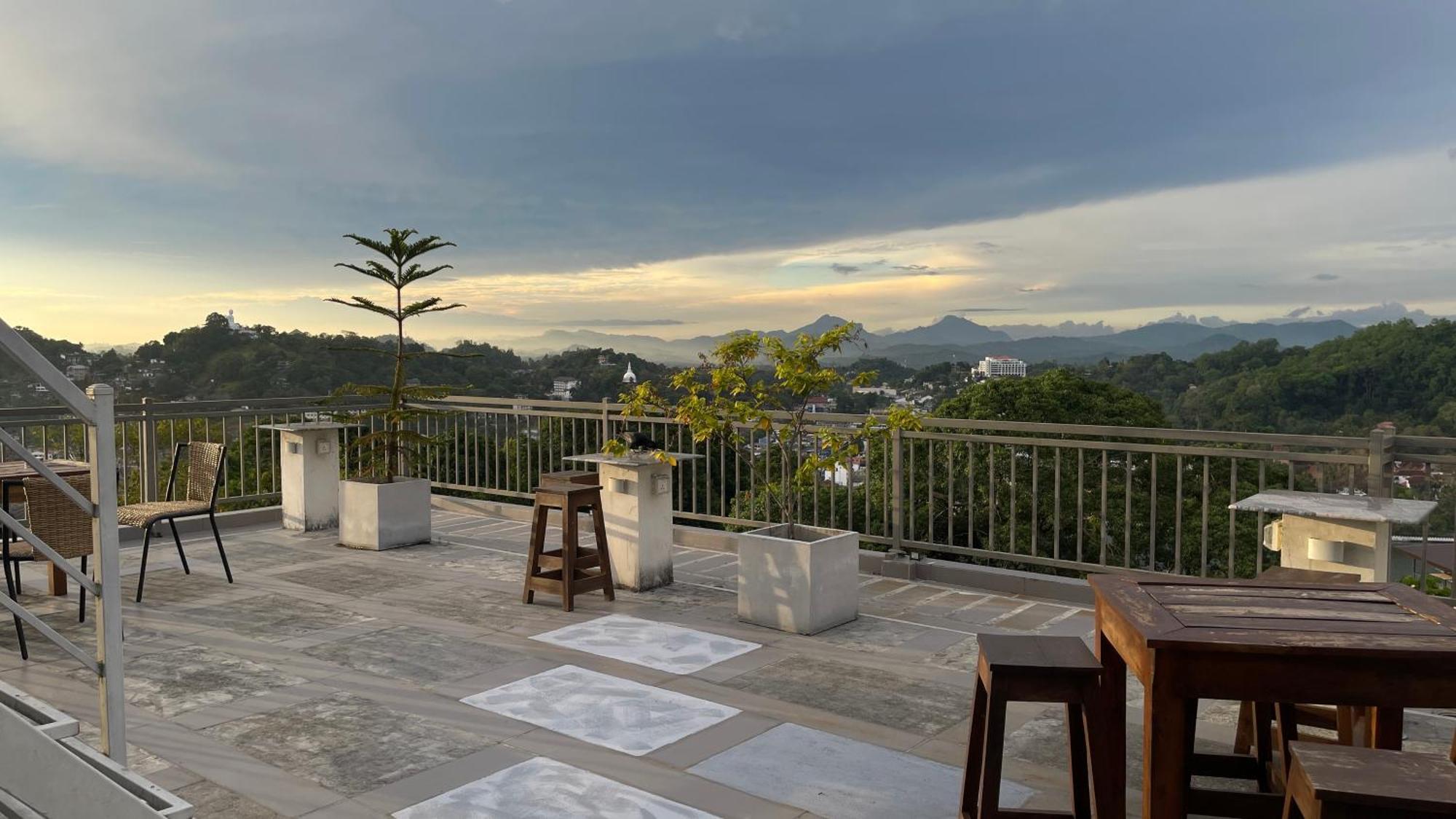 Sun Dove Suite Kandy Esterno foto