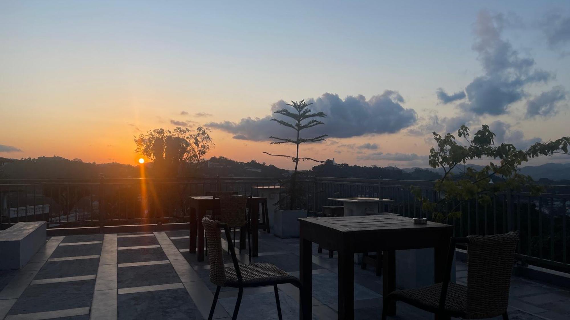 Sun Dove Suite Kandy Esterno foto